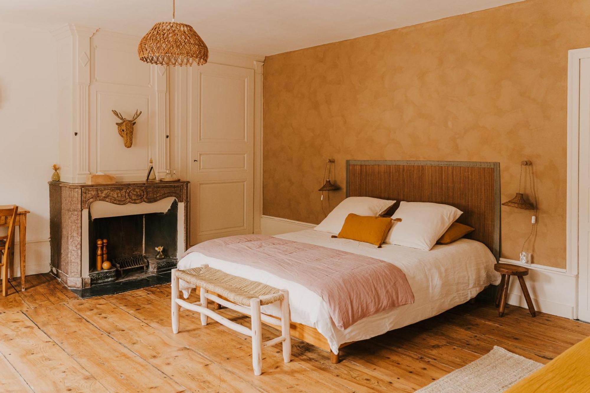 Maison D'Hotes Et Gite De Charme Avec Piscine, La Lhuiseraie 外观 照片
